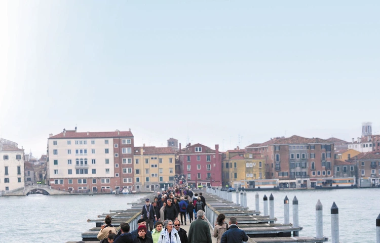 Cmentarz na wyspie, przejście po wodzie. W Wenecji mają na to patent od dwóch stuleci