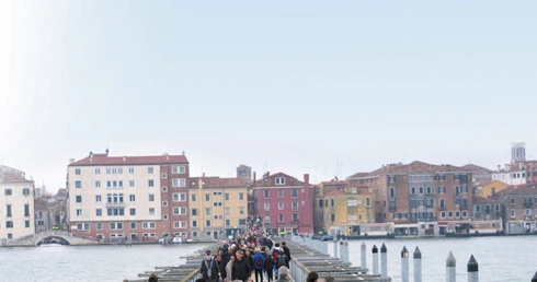 Cmentarz na wyspie, przejście po wodzie. W Wenecji mają na to patent od dwóch stuleci