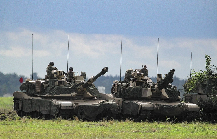 Prawie 40 proc. Polaków chce przywrócenia obowiązkowej zasadniczej służby wojskowej. Ponad 45 proc. jest temu przeciwnych