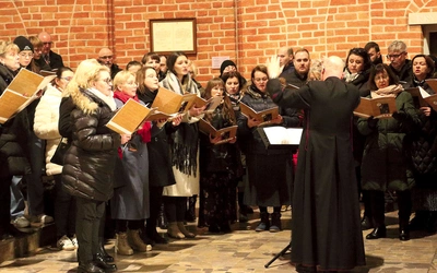 Centralnym punktem obchodów jest Msza św. w katedrze.