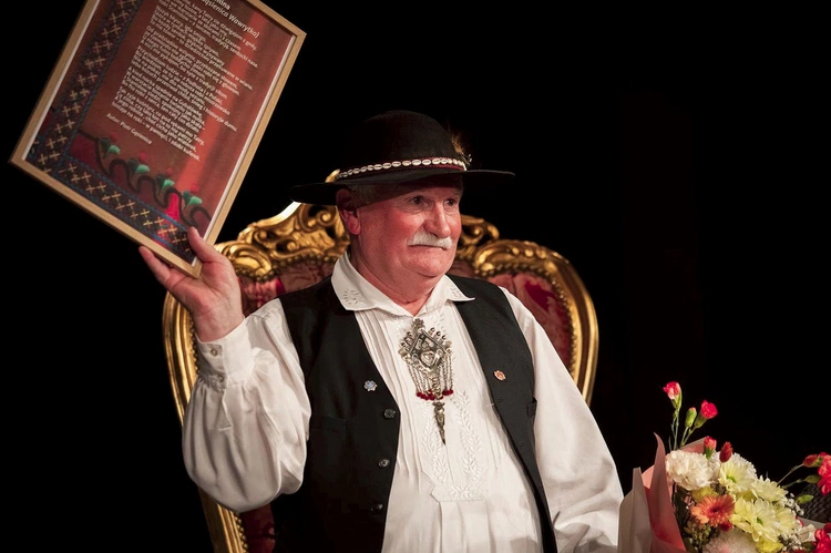 „Nozyk błyscy, igła śmigo. Skóra w rynkach miękko śpiywo. Bo każdy serdok, piyknie wysywany. To nie towar – to dziedzictwo przekuwane w wiano” – tak poetycko pracę Stanisława Gąsienicy- -Wawrytki opisuje Piotr Gąsienica. 