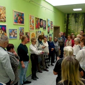 Artyści i ich goście w czasie wernisażu. 