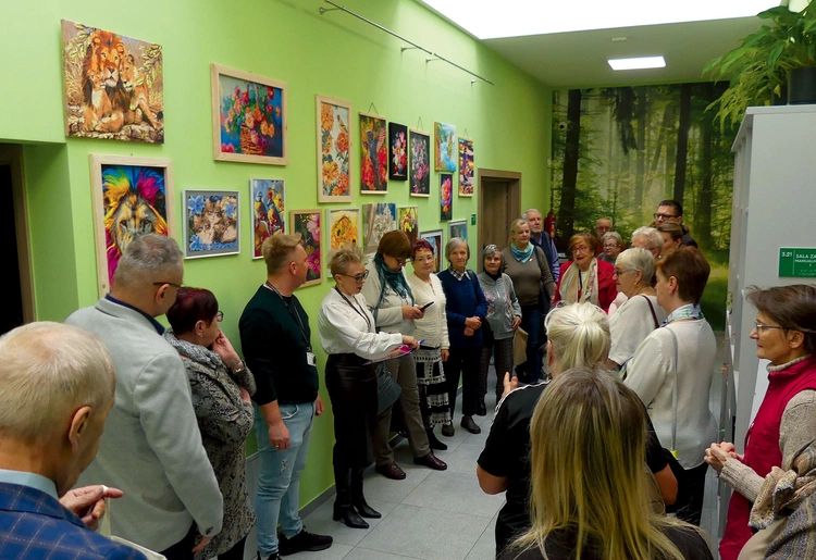 Artyści i ich goście w czasie wernisażu. 