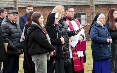 Parafianie z Brzezinki odczytywali świadectwa ocalałych z obozu. 