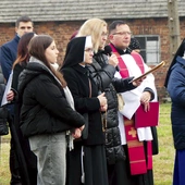 Parafianie z Brzezinki odczytywali świadectwa ocalałych z obozu. 