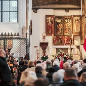 Z uwagi na prace konserwatorskie prowadzone w świątyni liturgia była celebrowana przy ołtarzu kaplicy Ferberów.