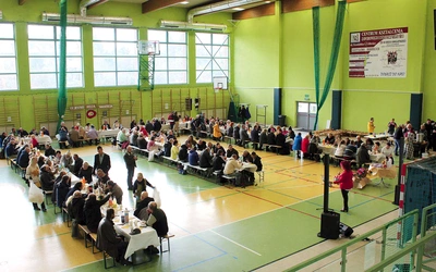 W drugiej części spotkania był ciepły posiłek. Każdy z obecnych dostał w prezencie termos. 