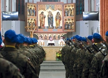 W katedrze obecna była wojskowa kompania reprezentacyjna.