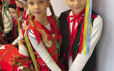 Uczniowie Publicznej Szkoły Podstawowej SPSK im. św. Franciszka w czasie ogniska patriotycznego zaprezentowali tańce ludowe.