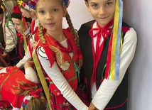 Uczniowie Publicznej Szkoły Podstawowej SPSK im. św. Franciszka w czasie ogniska patriotycznego zaprezentowali tańce ludowe.