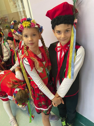 Uczniowie Publicznej Szkoły Podstawowej SPSK im. św. Franciszka w czasie ogniska patriotycznego zaprezentowali tańce ludowe.