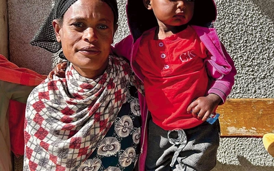 Alami kilka razy trafiała do szpitala z ostrym niedożywieniem. Dziś już nie urośnie i nie nadrobi straconego czasu, ale jej rodzina w końcu będzie miała co jeść. 