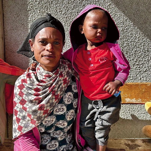 Alami kilka razy trafiała do szpitala z ostrym niedożywieniem. Dziś już nie urośnie i nie nadrobi straconego czasu, ale jej rodzina w końcu będzie miała co jeść. 