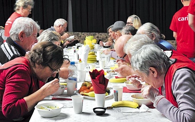 Podopieczni i ich darczyńcy spotkali się przy wspólnym stole.