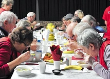 Podopieczni i ich darczyńcy spotkali się przy wspólnym stole.
