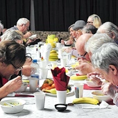 Podopieczni i ich darczyńcy spotkali się przy wspólnym stole.
