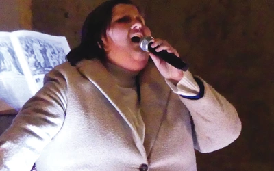 Podczas koncertu „Nie jesteś sam – spotkanie z miłością”  Ola zaśpiewała dla samotnych mieszkańców.