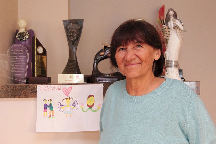 Ewa Horanin – mężatka, matka i babcia; nauczycielka, doradczyni rodzinna, laureatka Nagrody kard. nom. I. Jeża w 2013 roku.