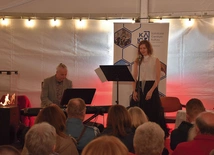 Muzyczna wędrówka przez dzieje odbyła się w Café Wieża.