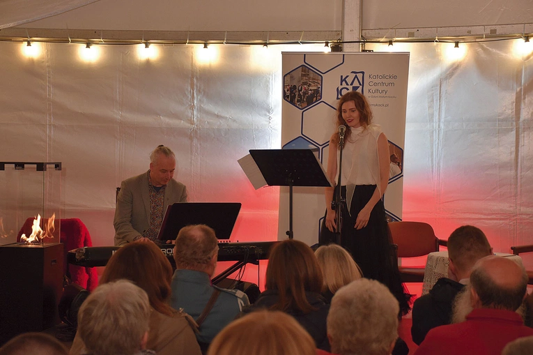 Muzyczna wędrówka przez dzieje odbyła się w Café Wieża.