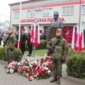 W wielu miastach tego dnia pod pomnikami składano kwiaty.