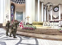 W Eucharystii uczestniczyli przedstawiciele formacji mundurowych, m.in. kompanie honorowe wojska, policji czy straży granicznej.  