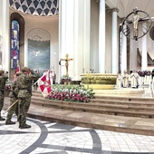 W Eucharystii uczestniczyli przedstawiciele formacji mundurowych, m.in. kompanie honorowe wojska, policji czy straży granicznej.  