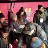 Potrzebujący mogli otrzymać kanapki oraz kubek gorącej kawy.