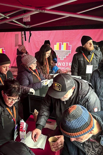 Potrzebujący mogli otrzymać kanapki oraz kubek gorącej kawy.