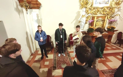 Młodych adeptów pomagają formować ci, którzy sami stali się ceremoniarzami na kursie diecezjalnym. 