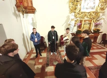 Młodych adeptów pomagają formować ci, którzy sami stali się ceremoniarzami na kursie diecezjalnym. 