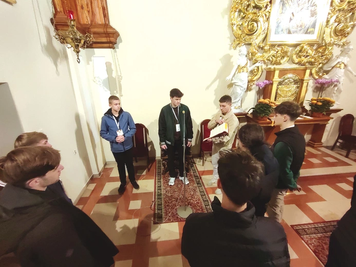 Młodych adeptów pomagają formować ci, którzy sami stali się ceremoniarzami na kursie diecezjalnym. 