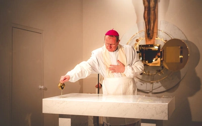 Namaszczenie mensy olejem krzyżma świętego.