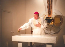 Namaszczenie mensy olejem krzyżma świętego.