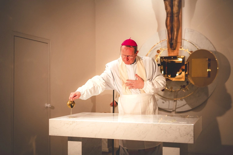 Namaszczenie mensy olejem krzyżma świętego.