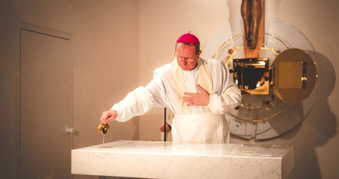 Namaszczenie mensy olejem krzyżma świętego.