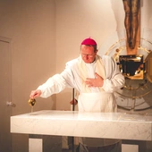 Namaszczenie mensy olejem krzyżma świętego.