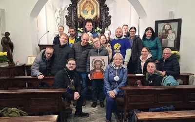 Pielgrzymi niemal u celu: w sanktuarium na Górze Chełmskiej.