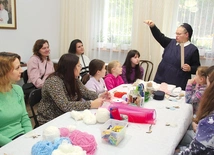Siostra Michaela instruuje, jak poradzić sobie z włóczką w czasie robienia aniołków. 