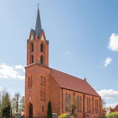 Dzisiejsze wyposażenie wnętrza wyraźnie mówi już językiem katolickiej pobożności: ołtarz główny z figurą patrona, tabernakulum, stacje drogi krzyżowej, obrazy oraz konfesjonały.