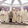 Neoprezbiter Dominik Piórkowski (drugi z lewej) z mamą i (od lewej) z proboszczem swojej rodzinnej parafii ks. Dariuszem Borowcem, abp. Andrzejem Przybylskim, metropolitą katowickim, ks. dr. Krzysztofem Matuszewskim, rektorem Wyższego Śląskiego Seminarium Duchownego, i ks. Krzysztofem Nowrotem, rektorem kościoła akademickiego.
