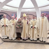 Neoprezbiter Dominik Piórkowski (drugi z lewej) z mamą i (od lewej) z proboszczem swojej rodzinnej parafii ks. Dariuszem Borowcem, abp. Andrzejem Przybylskim, metropolitą katowickim, ks. dr. Krzysztofem Matuszewskim, rektorem Wyższego Śląskiego Seminarium Duchownego, i ks. Krzysztofem Nowrotem, rektorem kościoła akademickiego.