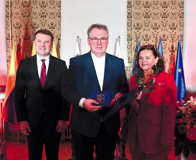 Uhonorowany proboszcz wraz z prezydentem miasta  Arkadiuszem Wiśniewskim i przewodniczącą Rady Miasta Barbarą Kamińską.