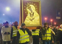 Wojownicy Maryi niosą obraz  MB Miłosierdzia.