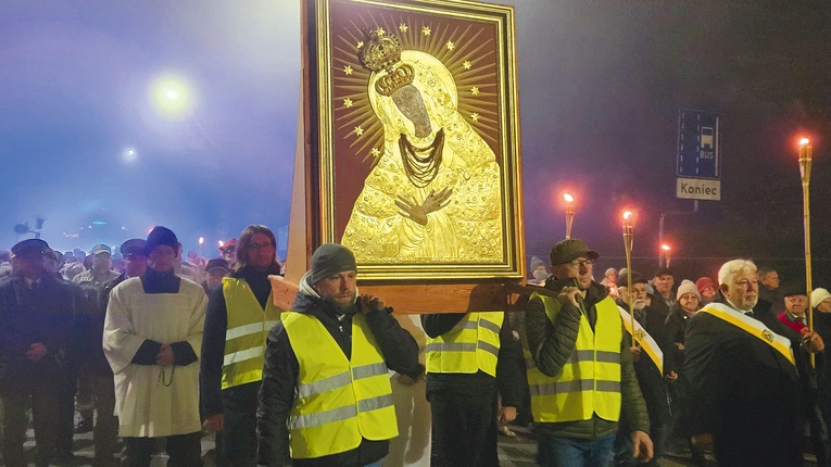 Wojownicy Maryi niosą obraz  MB Miłosierdzia.