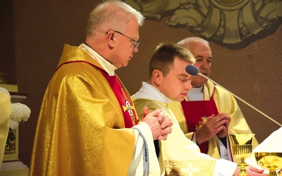 Celebransowi towarzyszy dk. Maliborski (w środku).