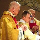 Celebransowi towarzyszy dk. Maliborski (w środku).