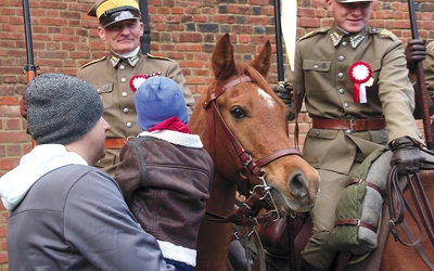 Zaciekawione dzieci wraz z rodzicami „zapoznawały się” z końmi kawalerzystów.