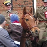 Zaciekawione dzieci wraz z rodzicami „zapoznawały się” z końmi kawalerzystów.