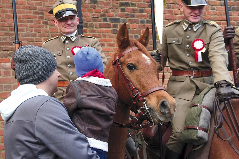 Zaciekawione dzieci wraz z rodzicami „zapoznawały się” z końmi kawalerzystów.